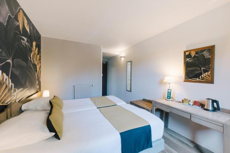 Twin Room image 3