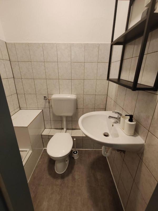 2-Bed Apartment • Ideal for Workers & Short Stays - image 6