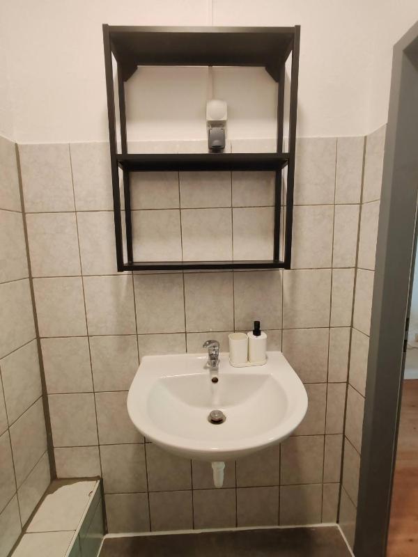2-Bed Apartment • Ideal for Workers & Short Stays - image 12