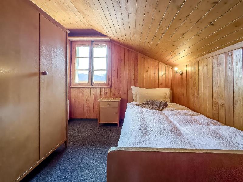 Single Room with Shared Bathroom image 1
