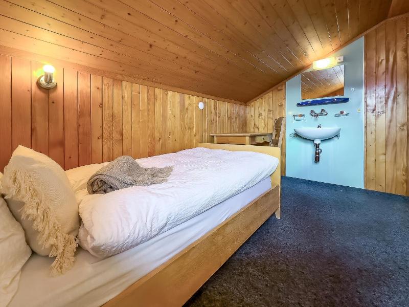 Single Room with Shared Bathroom image 3