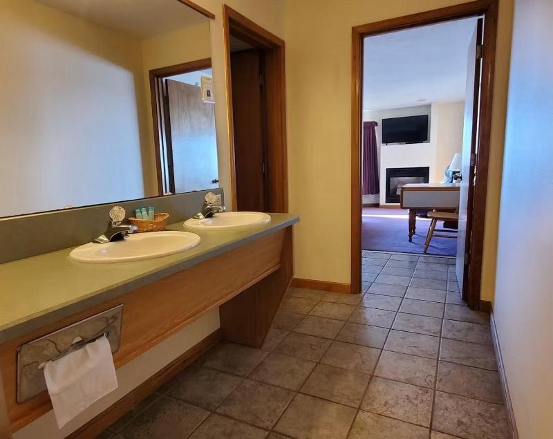 Seahorse Oceanfront Lodge - image 46