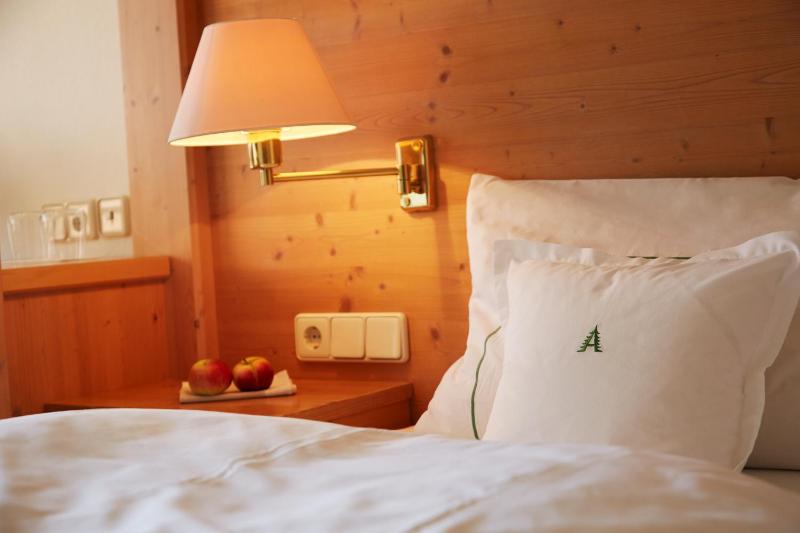 Landhauszimmer mit Südbalkon image 3