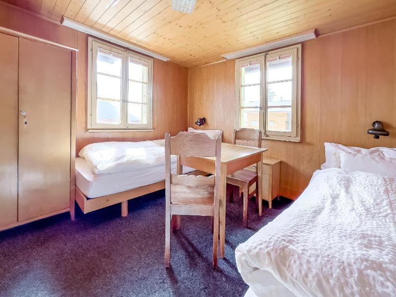 Twin Room with Shared Bathroom image 2