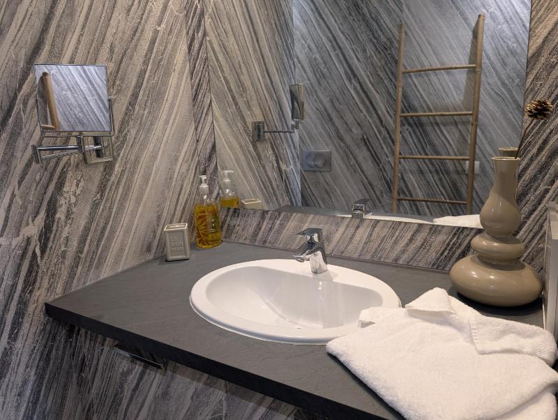 Superior One-Bedroom Apartment image 3