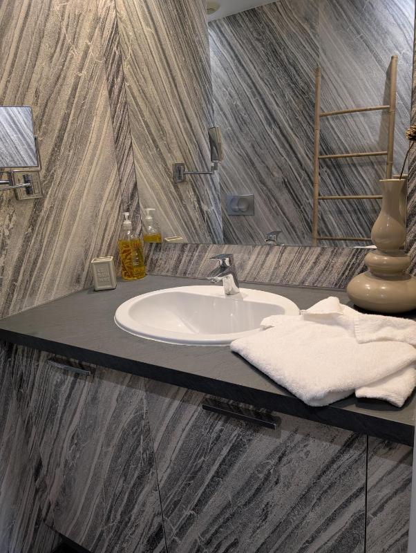 Superior One-Bedroom Apartment image 2