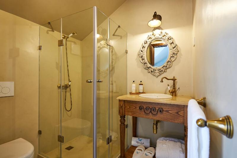 Twin Room with Balcony image 2