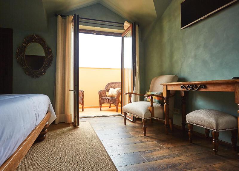 Double Room with Balcony image 1