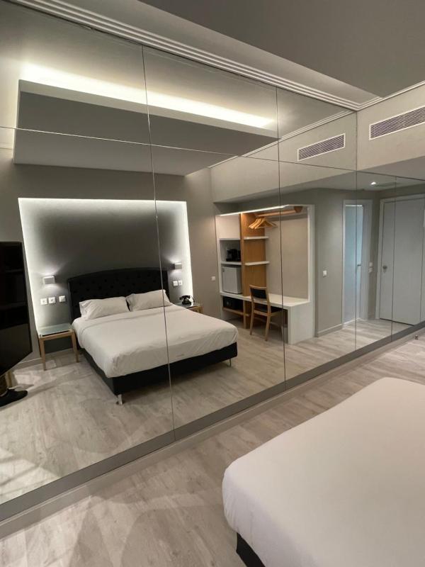 Double Room with Sea View image 3