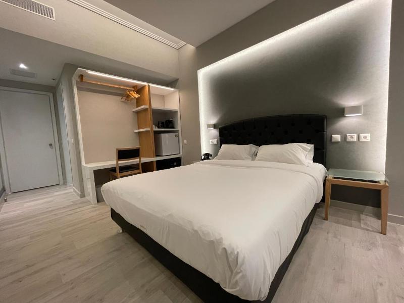 Double Room with Sea View image 2