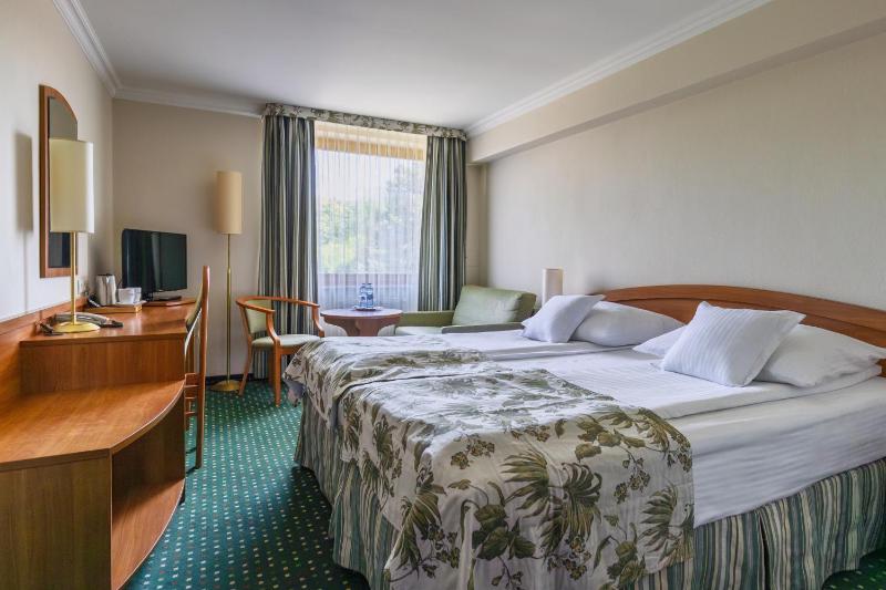 Double Room with Extra Bed image 1