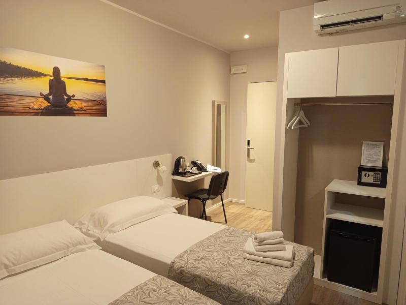 Twin Room image 1