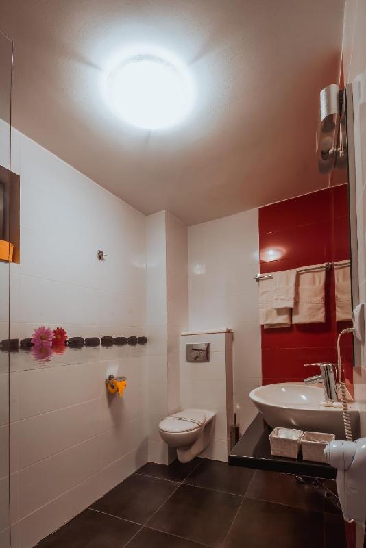 Twin Room image 2