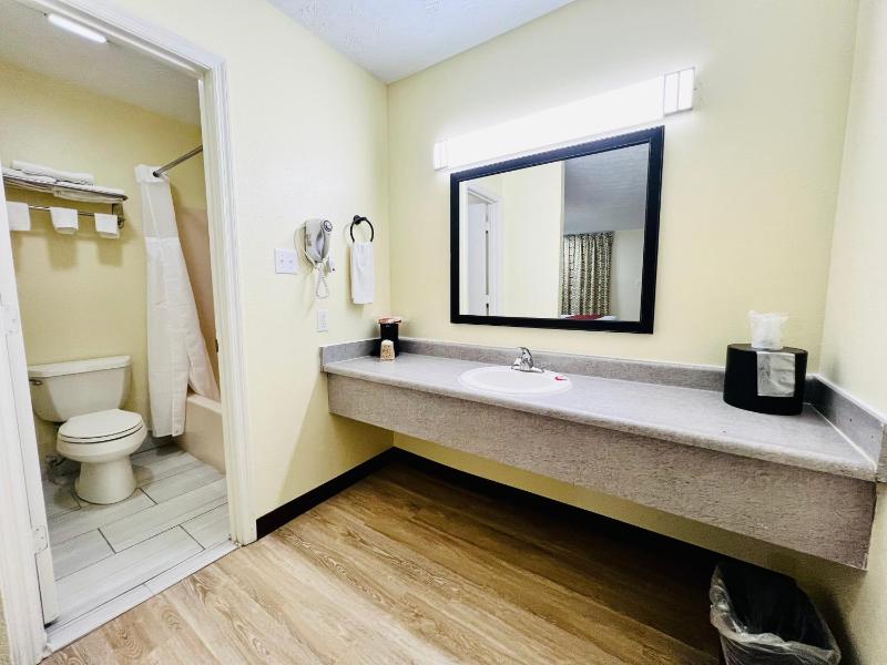 Standard Double Room image 3