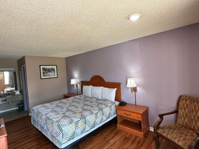 Standard King Room image 3