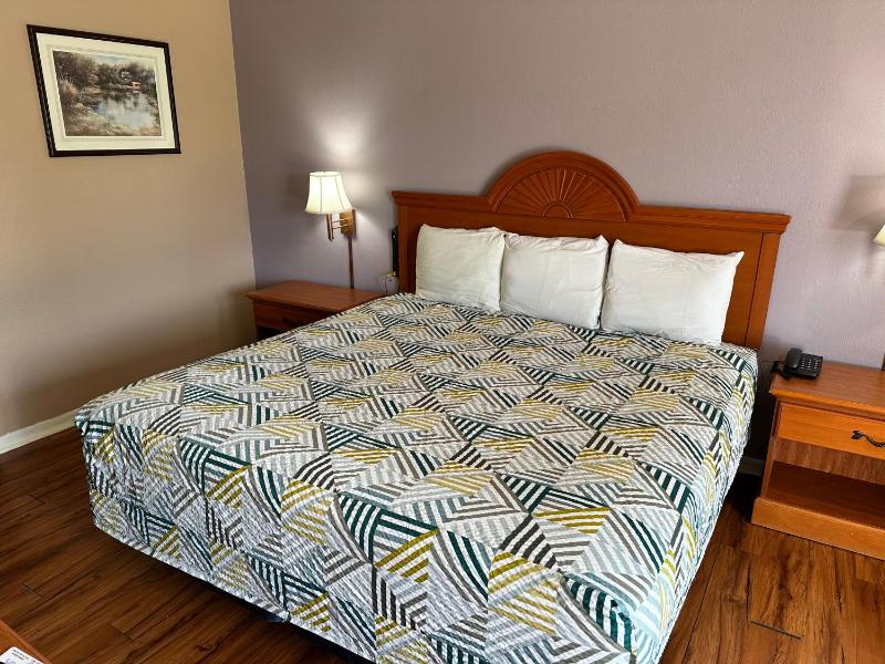 Standard King Room image 4