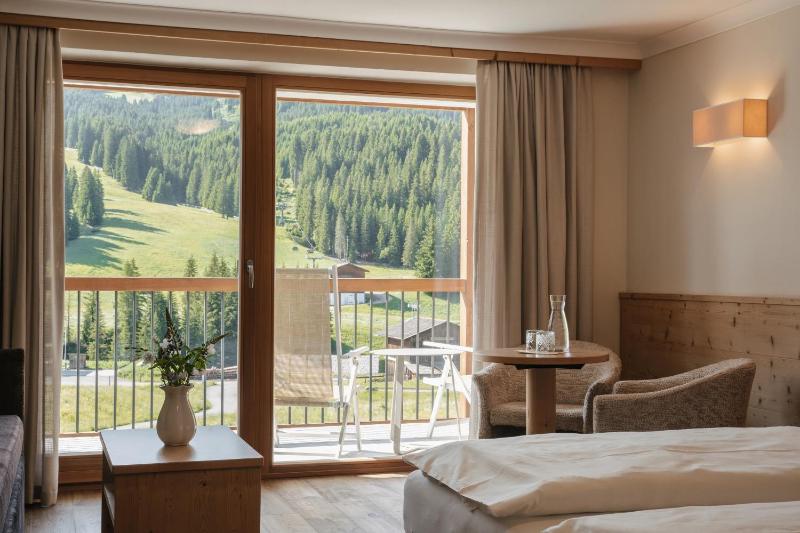 Large Double Room with Balcony and Mountain View image 4