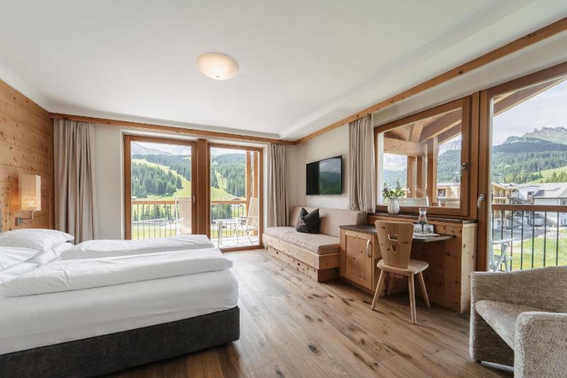 Junior Suite with Balcony and Mountain View image 3