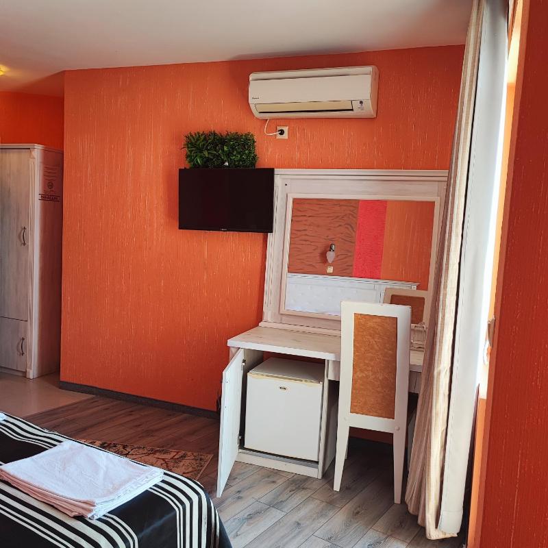 Double or Twin Room with Balcony image 4