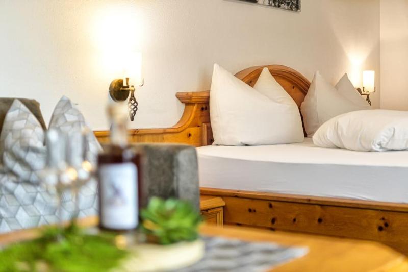 Double Room with Balcony image 3