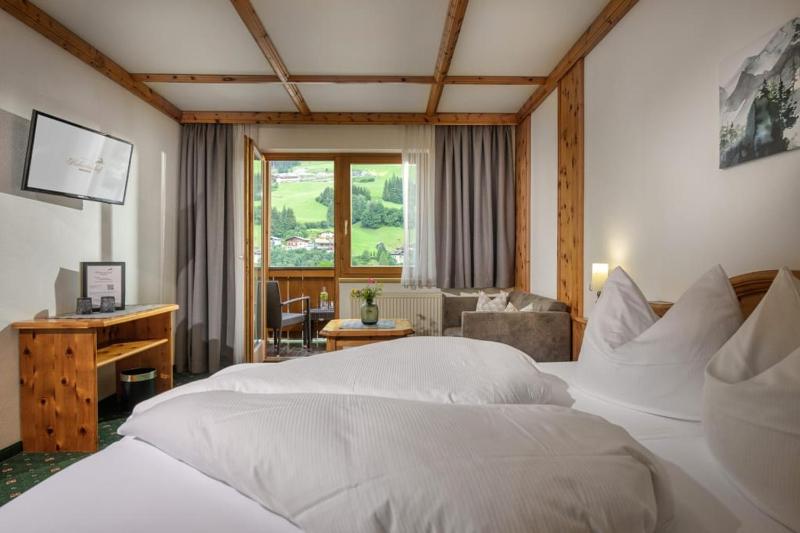 Double Room with Balcony image 4
