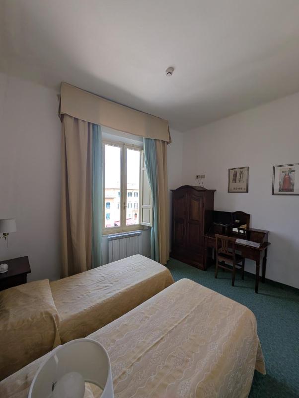 Twin Room image 3