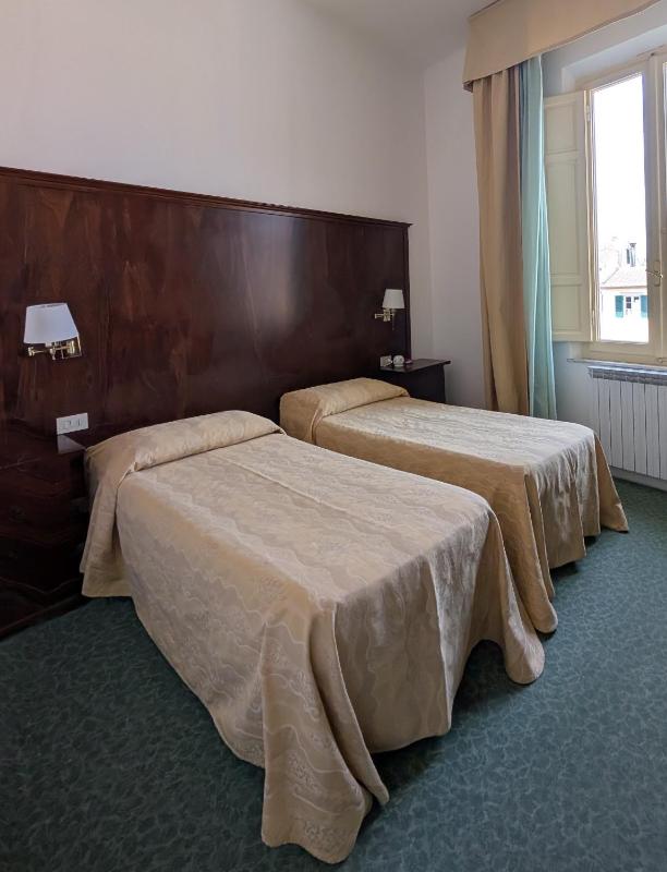 Twin Room image 2