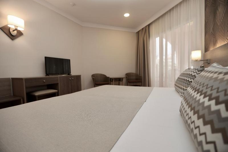 Double Room with Pool View image 3