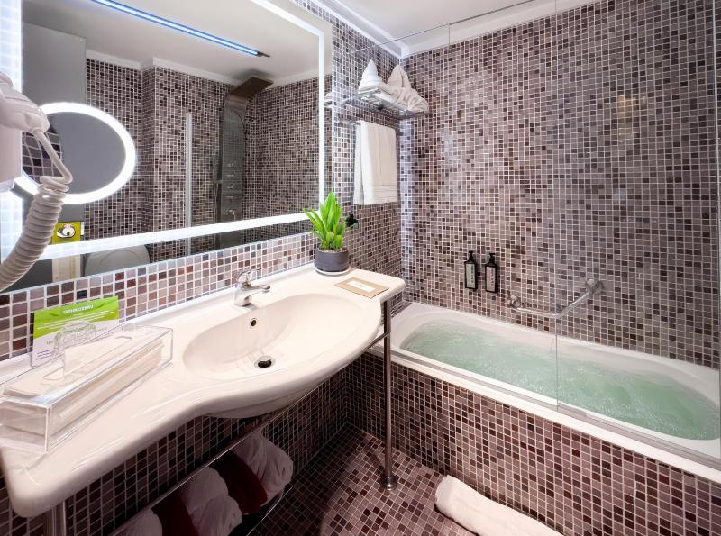 Boutique Room with Private Balcony & Acropolis View image 4