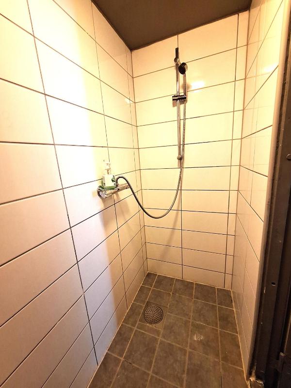 Budget Twin Room with Shared Bathroom image 4