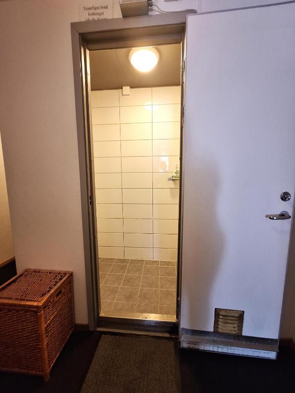 Budget Twin Room with Shared Bathroom image 3