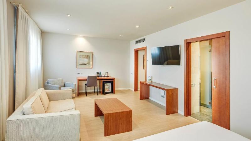 Suite with Hot Tub image 4