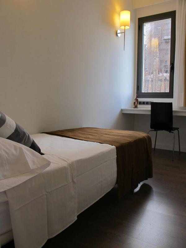 Four-Bedroom Apartment - Plaça Sagrada Familia 16 image 4