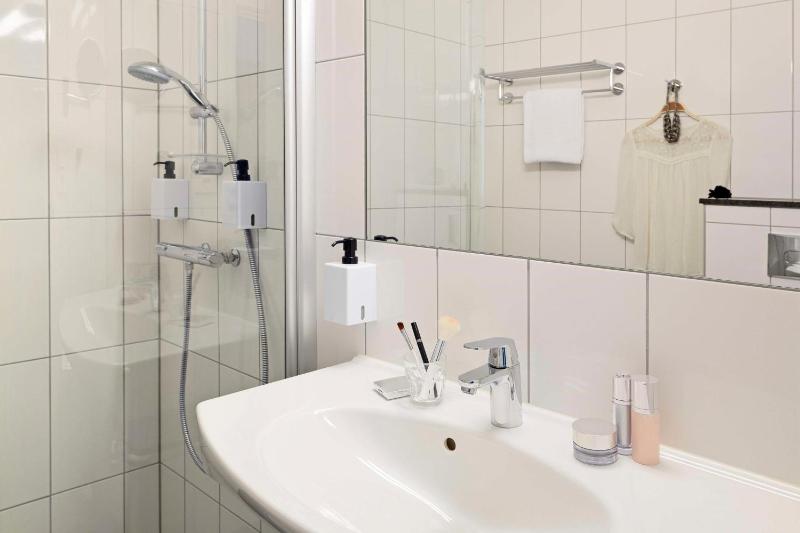 Single Room image 4