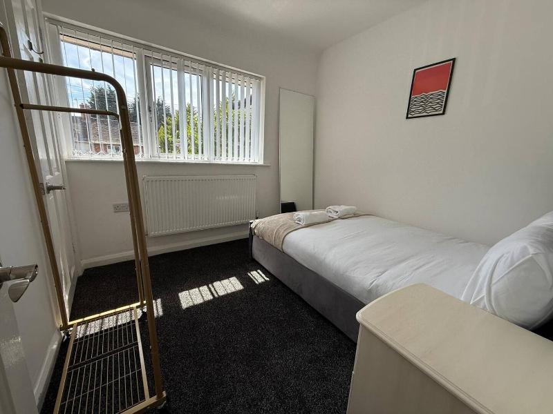 Spacious - EV Charger & Parking - image 25
