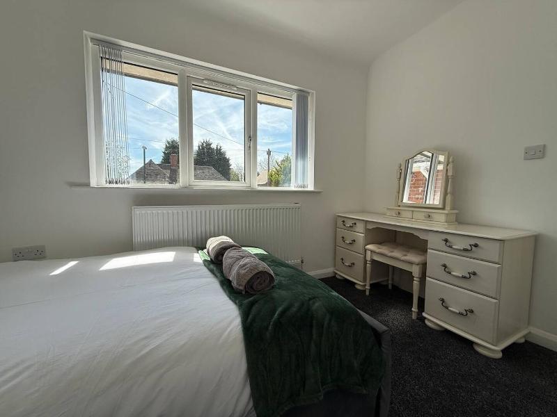 Spacious - EV Charger & Parking - image 22