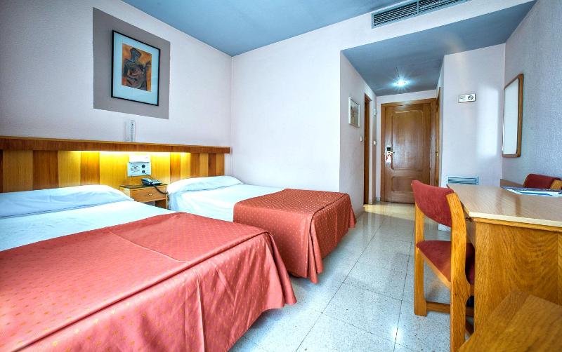 Twin Room image 4