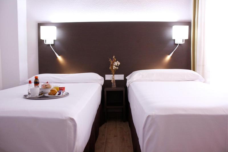 Twin Room image 3