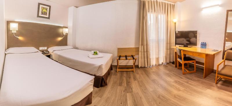 Standard Triple Room image 4