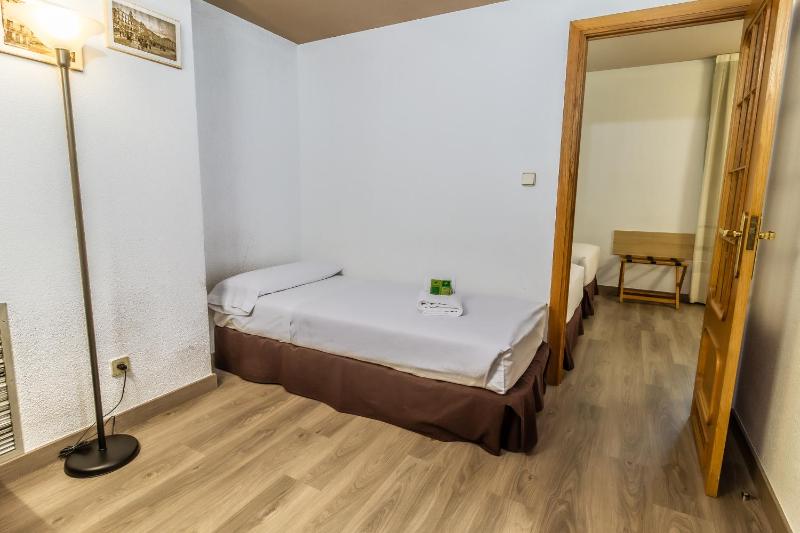 Standard Triple Room image 3