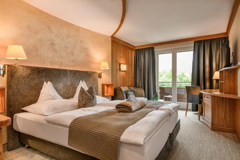 Standard Double Room with Balcony image 3