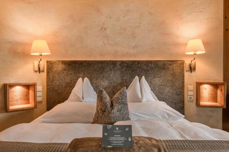 Standard Double Room with Balcony image 4