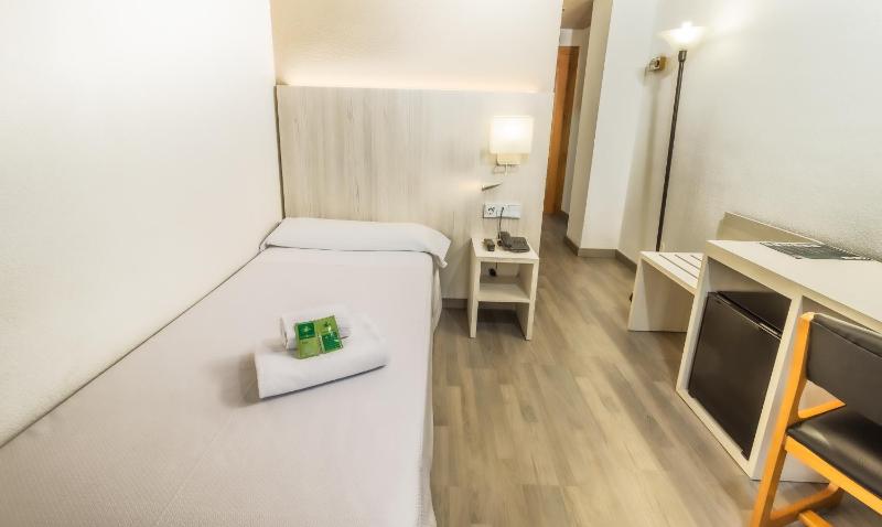 Single Room image 3