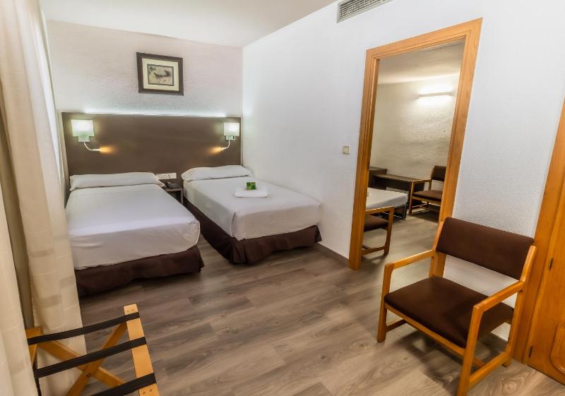 Superior Triple Room image 4