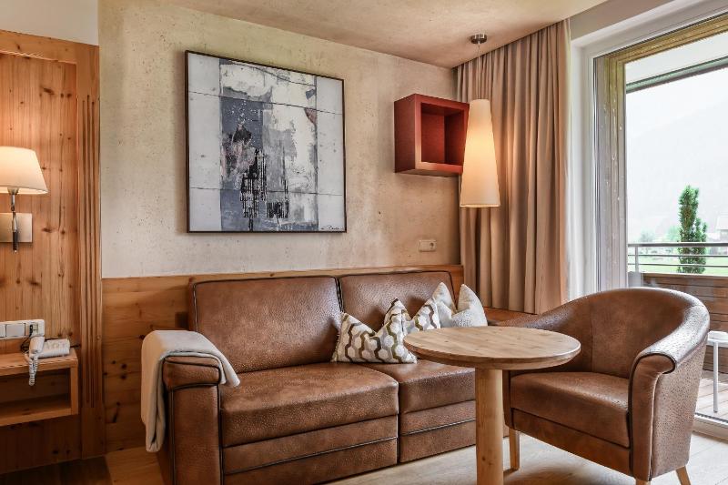 Junior Suite with Balcony image 3