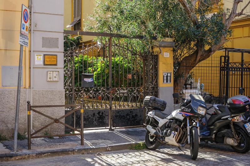 Via Aniello Falcone 72b - image 5