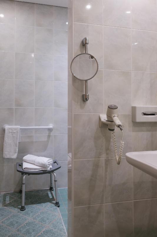 King Room with Roll-In Shower - Disability Access image 2