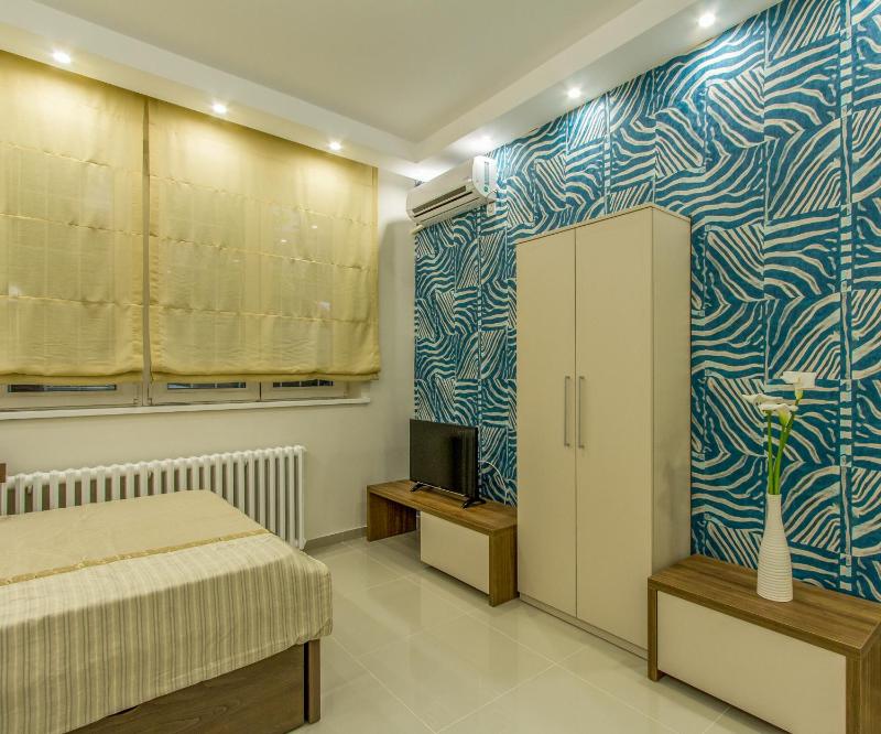 Studio (3 Adults) image 3