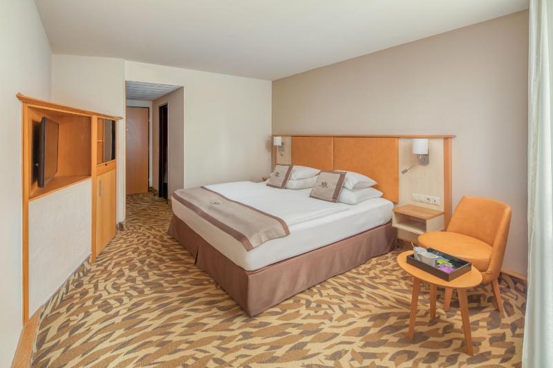 Standard Double Room image 4