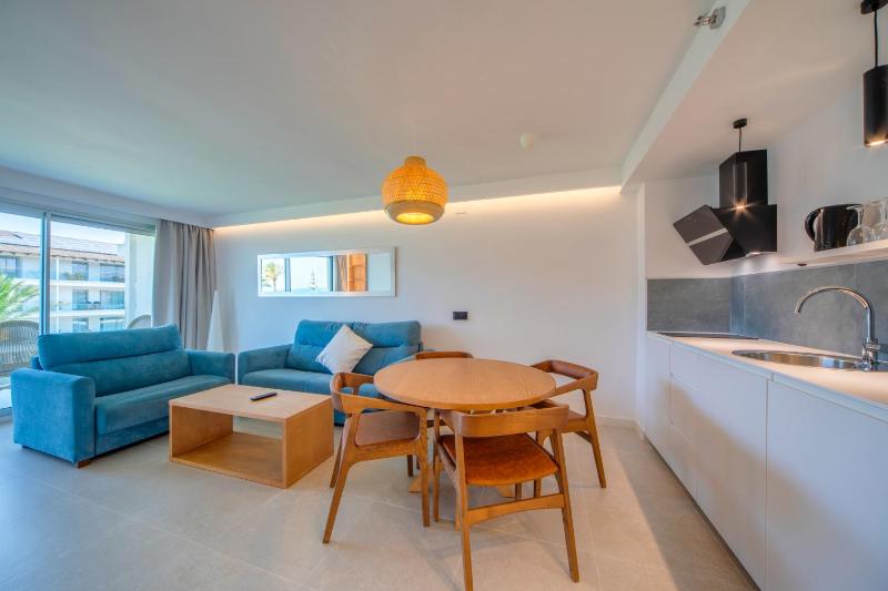 Apartment with Lateral Sea View image 4